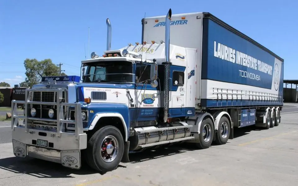 Чаму айчынныя грузавікі не накіроўваюць выхлапныя трубы ўверх?